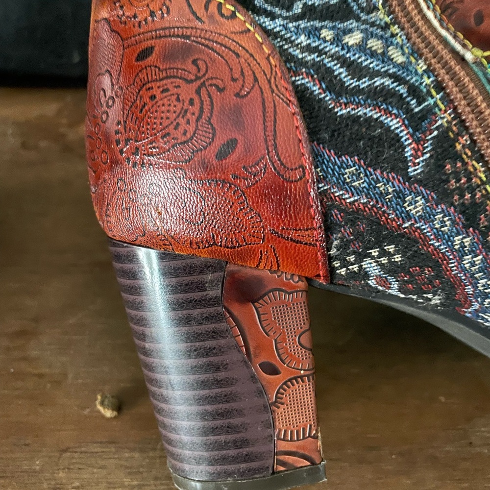 Stylish Patterned Ankle Boots - image 6